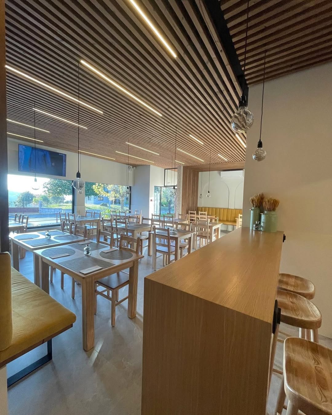 Instalação de iluminação em restaurante